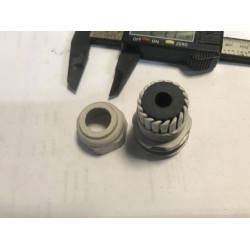 Dławik uszczelniający przejście z przewodem